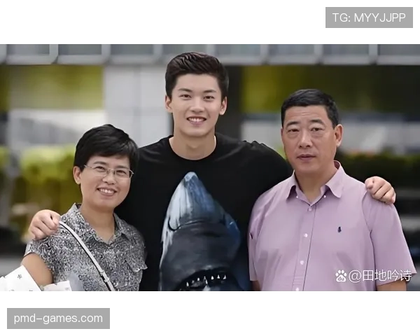 刚刷到汪顺戴破帽子排队买豆浆，手上那块表亮得不像同一人